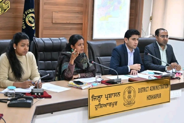 ਮੀਟਿੰਗ ਦੌਰਾਨ ਡਿਪਟੀ ਕਮਿਸ਼ਨਰ ਅਤੇ ਅਧਿਕਾਰੀ।