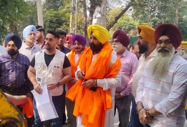 ਪਾਣੀ ਸਪਲਾਈ ਪਾਈਪਲਾਈਨ ਵਿਛਾਉਣ ਦੇ ਪ੍ਰੋਜੈਕਟ ਦੀ ਸ਼ੁਰੂਆਤ ਕਰਵਾਉਣ ਸਮੇਂ ਵਿਧਾਇਕ ਸਿੱਧੂ।