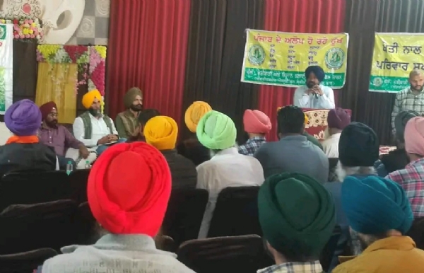 ਜ਼ਿਲ੍ਹਾ ਪੱਧਰੀ ਟ੍ਰੇਨਿੰਗ ਦੌਰਾਨ ਅਧਿਕਾਰੀ ਅਤੇ ਕਿਸਾਨ