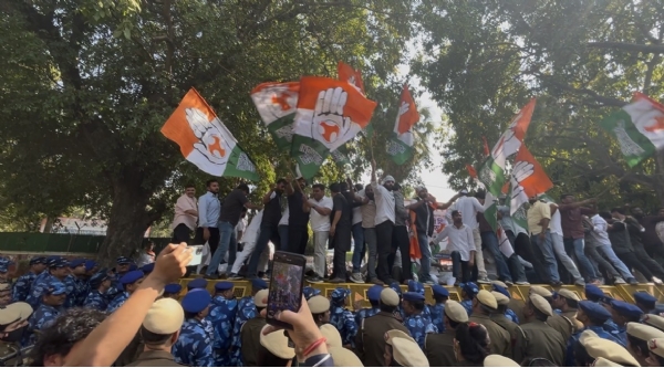 ਯੂਥ ਕਾਂਗਰਸ ਪ੍ਰਧਾਨ ਉਦੈ ਭਾਨੂ ਚਿਬ ਦੀ ਗ੍ਰਿਫ਼ਤਾਰੀ ਵਿਰੁੱਧ ਵੀਰਵਾਰ ਨੂੰ ਨਵੀਂ ਦਿੱਲੀ ਵਿੱਚ ਯੂਥ ਕਾਂਗਰਸ ਹੈੱਡਕੁਆਰਟਰ ਦੇ ਬਾਹਰ ਪ੍ਰਦਰਸ਼ਨ ਕਰਦੇ ਹੋਏ ਬੀ.ਵੀ. ਸ਼੍ਰੀਨਿਵਾਸ ਦੇਵੇਂਦਰ ਯਾਦਵ ਅਤੇ ਹੋਰ ਕਾਂਗਰਸੀ ਆਗੂ।