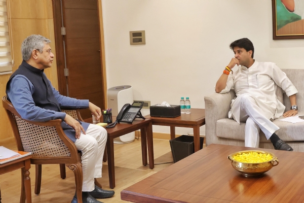 ਕੇਂਦਰੀ ਉੱਤਰ-ਪੂਰਬੀ ਖੇਤਰ ਦੇ ਸੰਚਾਰ ਅਤੇ ਵਿਕਾਸ ਮੰਤਰੀ ਜਯੋਤੀਰਾਦਿੱਤਿਆ ਸਿੰਧੀਆ ਕੇਂਦਰੀ ਰੇਲ ਮੰਤਰੀ ਅਸ਼ਵਨੀ ਵੈਸ਼ਨਵ ਨਾਲ ਮੁਲਾਕਾਤ ਕਰਦੇ ਹੋਏ।