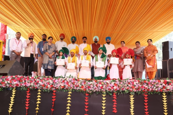 ਗਿੱਧਾ, ਭੰਗੜਾ ਤੇ ਵੇਸਟ ਤੋਂ ਬੈਸਟ ਬਣਾਉਣ ਦੇ ਮੁਕਾਬਲਿਆਂ ਦੀਆਂ ਜੇਤੂ ਟੀਮਾਂ ਨੂੰ ਇਨਾਮ ਤਕਸੀਮ ਕਰਦੇ ਹੋਏ ਰੂਪਵੰਤ ਕੌਰ, ਡਾ. ਸੁਖਦਰਸ਼ਨ ਸਿੰਘ ਚਹਿਲ ਤੇ ਡਾ. ਨਰਿੰਦਰ ਸਿੰਘ ਤੇਜਾ ਗਿੱਧਾ, ਭੰਗੜਾ ਤੇ ਵੇਸਟ ਤੋਂ ਬੈਸਟ ਬਣਾਉਣ ਦੇ ਮੁਕਾਬਲਿਆਂ ਦੀਆਂ ਜੇਤੂ ਟੀਮਾਂ ਨੂੰ ਇਨਾਮ ਤਕਸੀਮ ਕਰਦੇ ਹੋਏ ਰੂਪਵੰਤ ਕੌਰ, ਡਾ. ਸੁਖਦਰਸ਼ਨ ਸਿੰਘ ਚਹਿਲ ਤੇ ਡਾ. ਨਰਿੰਦਰ ਸਿੰਘ ਤੇਜਾ