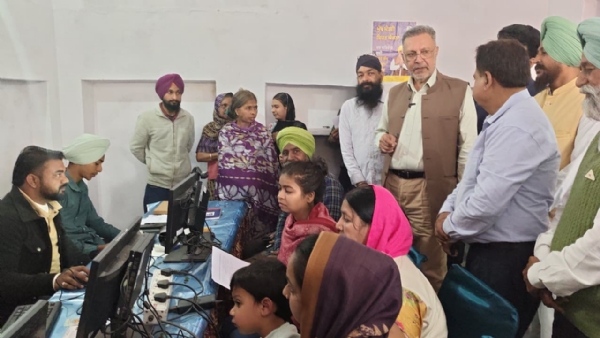 ਮੁੱਖ ਮੰਤਰੀ ਸਿਹਤ ਬੀਮਾ ਯੋਜਨਾ ਦੀ ਕਾਰਗੁਜ਼ਾਰੀ ਦੀ ਸਮੀਖਿਆ ਕਰਦੇ ਸਿਹਤ ਮੰਤਰੀ