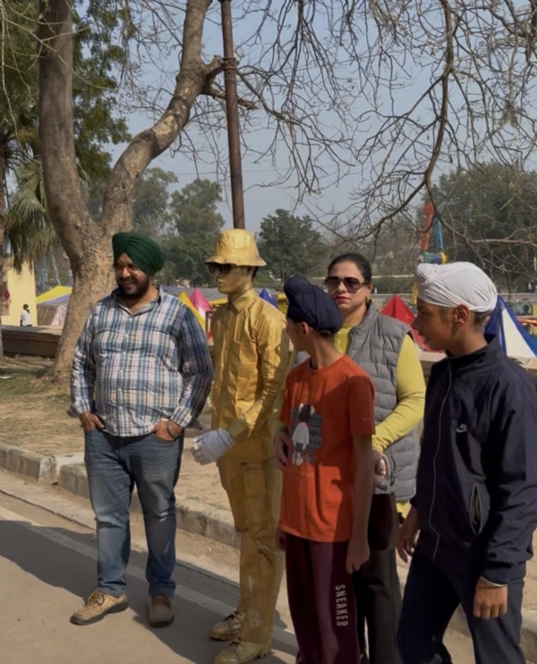 ਸ਼ੀਸ਼ ਮਹਿਲ ਪਟਿਆਲਾ ਵਿਖੇ ਪੰਜਾਬ ਸਖੀ ਸ਼ਕਤੀ ਕਰਾਫ਼ਟ ਮੇਲੇ ਵਿੱਚ ਗੋਲਡਨ ਮੈਨ ਤੇ ਸਿਲਵਰ ਮੈਨ ਨਾਲ ਫੋਟੋਆਂ ਖਿਚਵਾ ਰਹੇ ਲੋਕ। ਸ਼ੀਸ਼ ਮਹਿਲ ਪਟਿਆਲਾ ਵਿਖੇ ਪੰਜਾਬ ਸਖੀ ਸ਼ਕਤੀ ਕਰਾਫ਼ਟ ਮੇਲੇ ਵਿੱਚ ਗੋਲਡਨ ਮੈਨ ਤੇ ਸਿਲਵਰ ਮੈਨ ਨਾਲ ਫੋਟੋਆਂ ਖਿਚਵਾ ਰਹੇ ਲੋਕ।