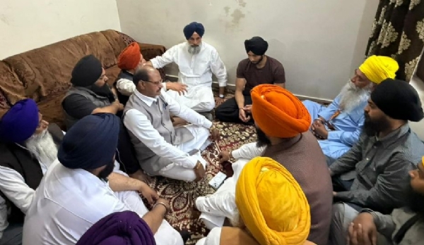 ਪਰਿਵਾਰ ਨਾਲ ਦੁੱਖ ਸਾਂਝਾ ਕਰਦੇ ਅਕਾਲੀ ਆਗੂ ਬਿਕਰਮ ਸਿੰਘ ਮਜੀਠੀਆ