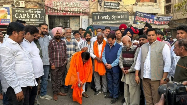 ਸੜਕ ਨਿਰਮਾਣ ਦੀ ਸ਼ੁਰੂਆਤ ਕਰਵਾਉਂਦੇ ਵਿਧਾਇਕ ਮਦਨ ਲਾਲ ਬੱਗਾ। ਸੜਕ ਨਿਰਮਾਣ ਦੀ ਸ਼ੁਰੂਆਤ ਕਰਵਾਉਂਦੇ ਵਿਧਾਇਕ ਮਦਨ ਲਾਲ ਬੱਗਾ।