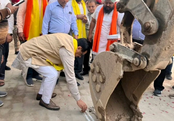 ਨਵੀਂ ਸੀਵਰੇਜ ਲਾਈਨ ਵਿਛਾਉਣ ਦੇ ਕਾਰਜ਼ਾਂ ਦਾ ਉਦਘਾਟਨ ਕਰਦੇ ਵਿਧਾਇਕ ਬੱਗਾ