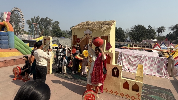 ਪੇਂਡੂ ਵਿਰਸੇ ਨਾਲ ਫੋਟੋਆਂ ਕਰਵਾਉਂਦੇ ਦਰਸ਼ਕ। ਪੇਂਡੂ ਵਿਰਸੇ ਨਾਲ ਫੋਟੋਆਂ ਕਰਵਾਉਂਦੇ ਦਰਸ਼ਕ।