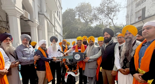 ਸ੍ਰੀ ਦਰਬਾਰ ਸਾਹਿਬ ਵਿਖੇ ਦੋ ਵਾਹੀਆ ਵਾਹਨ ਭੇਟ ਕਰਦੇ ਟੀਵੀਐਸ ਕੰਪਨੀ ਦੇ ਨੁਮਾਇੰਦੇ