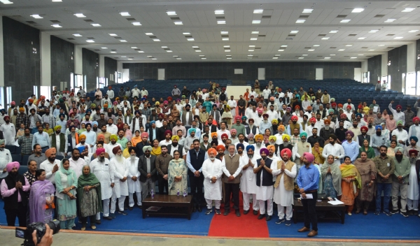 ਸਿਹਤ ਮੰਤਰੀ ਡਾ. ਬਲਬੀਰ ਸਿੰਘ ਜ਼ਿਲ੍ਹਾ ਪਰਿਸ਼ਦ ਤੇ ਬਲਾਕ ਸੰਮਤੀਆਂ ਦੇ ਨਵੇਂ ਚੁਣੇ ਮੈਂਬਰਾਂ ਨੂੰ ਸਹੁੰ ਚੁਕਾਉਣ ਉਪਰੰਤ। ਉਨ੍ਹਾਂ ਦੇ ਨਾਲ ਵਿਧਾਇਕ ਚੇਤਨ ਸਿੰਘ ਜੌੜਾਮਾਜਰਾ, ਗੁਰਲਾਲ ਘਨੌਰ, ਗੁਰਦੇਵ ਸਿੰਘ ਦੇਵ ਮਾਨ ਤੇ ਰਣਜੋਧ ਸਿੰਘ ਹਡਾਣਾ ਤੇ ਏ.ਡੀ.ਸੀ ਦਮਨਜੀਤ ਸਿੰਘ ਮਾਨ ਵੀ ਨਜ਼ਰ ਆ ਰਹੇ ਹਨ।