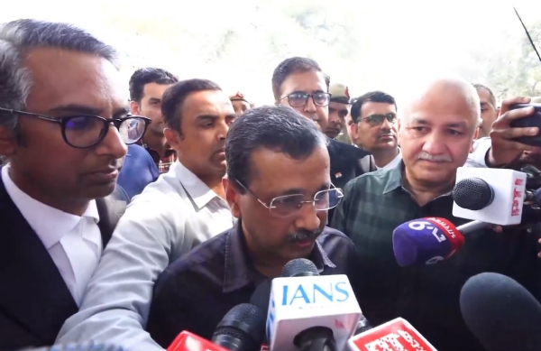 ਆਮ ਆਦਮੀ ਪਾਰਟੀ ਦੇ ਰਾਸ਼ਟਰੀ ਕਨਵੀਨਰ ਅਤੇ ਸਾਬਕਾ ਮੁੱਖ ਮੰਤਰੀ ਅਰਵਿੰਦ ਕੇਜਰੀਵਾਲ ਸ਼ੁੱਕਰਵਾਰ ਨੂੰ ਆਬਕਾਰੀ ਨੀਤੀ ਮਾਮਲੇ ਵਿੱਚ ਰਾਊਜ਼ ਐਵੇਨਿਊ ਅਦਾਲਤ ਦੇ ਫੈਸਲੇ ਤੋਂ ਬਾਅਦ ਪੱਤਰਕਾਰਾਂ ਨੂੰ ਸੰਬੋਧਨ ਕਰਦੇ ਹੋਏ।