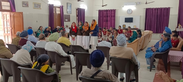 ਸਾਡੇ ਬਜ਼ੁਰਗ ਸਾਡਾ ਮਾਣ’ ਤਹਿਤ ਆਯੋਜਿਤ ਪ੍ਰੋਗਰਾਮ ’ਚ ਪੇਸ਼ਕਾਰੀ ਦਿੰਦੇ ਬੱਚੇ।