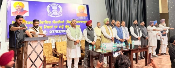 ਬਟਾਲਾ ਵਿਖੇ ਨਵੇਂ ਚੁਣੇ ਗਏ ਜ਼ਿਲ੍ਹਾ ਪ੍ਰੀਸ਼ਦ ਮੈਂਬਰਾਂ ਤੇ ਬਲਾਕ ਸੰਮਤੀ ਦੇ ਮੈਂਬਰਾਂ ਨੂੰ ਸਹੁੰ ਚੁਕਾਏ ਜਾਣ ਦੀਆਂ ਤਸਵੀਰਾਂ । ਬਟਾਲਾ ਵਿਖੇ ਨਵੇਂ ਚੁਣੇ ਗਏ ਜ਼ਿਲ੍ਹਾ ਪ੍ਰੀਸ਼ਦ ਮੈਂਬਰਾਂ ਤੇ ਬਲਾਕ ਸੰਮਤੀ ਦੇ ਮੈਂਬਰਾਂ ਨੂੰ ਸਹੁੰ ਚੁਕਾਏ ਜਾਣ ਦੀਆਂ ਤਸਵੀਰਾਂ ।