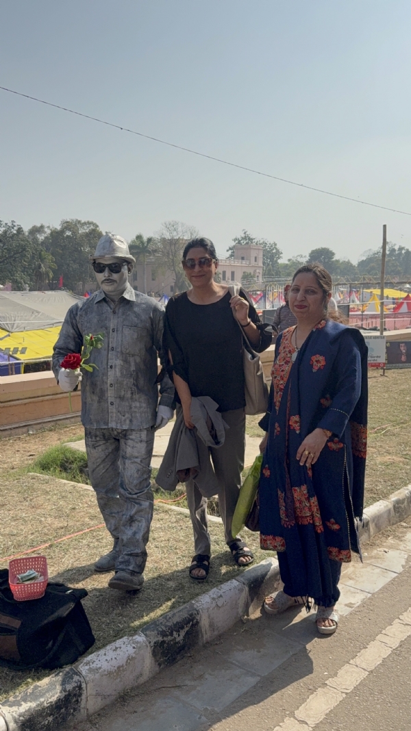 ਸ਼ੀਸ਼ ਮਹਿਲ ਪਟਿਆਲਾ ਵਿਖੇ ਪੰਜਾਬ ਸਖੀ ਸ਼ਕਤੀ ਕਰਾਫ਼ਟ ਮੇਲੇ ਵਿੱਚ ਗੋਲਡਨ ਮੈਨ ਤੇ ਸਿਲਵਰ ਮੈਨ ਨਾਲ ਫੋਟੋਆਂ ਖਿਚਵਾ ਰਹੇ ਲੋਕ। ਸ਼ੀਸ਼ ਮਹਿਲ ਪਟਿਆਲਾ ਵਿਖੇ ਪੰਜਾਬ ਸਖੀ ਸ਼ਕਤੀ ਕਰਾਫ਼ਟ ਮੇਲੇ ਵਿੱਚ ਗੋਲਡਨ ਮੈਨ ਤੇ ਸਿਲਵਰ ਮੈਨ ਨਾਲ ਫੋਟੋਆਂ ਖਿਚਵਾ ਰਹੇ ਲੋਕ।