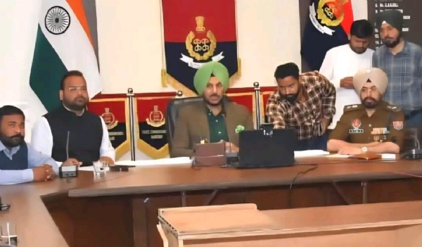 ਪੁਲਿਸ ਅਧਿਕਾਰੀਆਂ ਅਤੇ ਨਸ਼ਾ ਮੁਕਤੀ ਮੋਰਚਾ ਦੇ ਵਲੰਟੀਅਰਜ਼ ਨਾਲ ਮੀਟਿੰਗ ਕਰਦੇ ਪੁਲਿਸ ਕਮਿਸ਼ਨਰ ਅੰਮ੍ਰਿਤਸਰ ਗੁਰਪ੍ਰੀਤ ਸਿੰਘ ਭੁੱਲਰ।