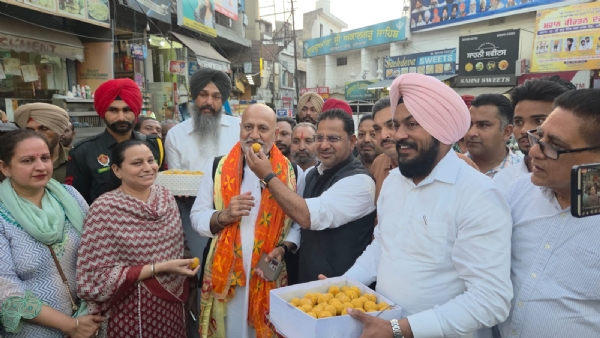 ਪਾਰਟੀ ਆਗੂਆਂ ਤੇ ਵਰਕਰਾਂ ਨਾਲ ਖੁਸ਼ੀ ਪ੍ਰਗਟਾਉਂਦੇ ਬਲਤੇਜ ਪੰਨੂ ਪਾਰਟੀ ਆਗੂਆਂ ਤੇ ਵਰਕਰਾਂ ਨਾਲ ਖੁਸ਼ੀ ਪ੍ਰਗਟਾਉਂਦੇ ਬਲਤੇਜ ਪੰਨੂ