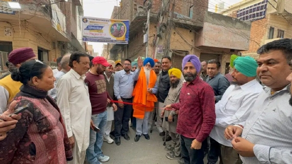 ਸੀਵਰੇਜ ਲਾਈਨ ਨਿਰਾਮਣ ਕਾਰਜਾਂ ਦਾ ਉਦਘਾਟਨ ਕਰਦੇ ਵਿਧਾਇਕ ਡਾ. ਇੰਦਰਬੀਰ ਸਿੰਘ ਨਿੱਜਰ