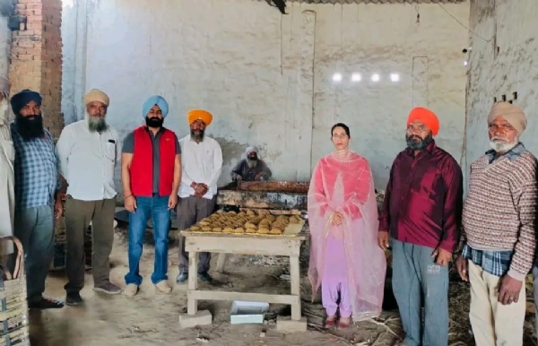 ਡਾ. ਯਾਦਵਿੰਦਰ ਸਿੰਘ ਬਲਾਕ ਟੈਕਨੋਲੋਜੀ ਮੈਨੇਜਰ ਆਪਣੀ ਟੀਮ ਸਮੇਤ ਗੁੜ ਚੈਕ ਕਰਨ ਸਮੇਂ।