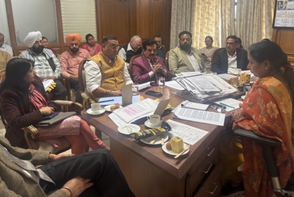 ਮੀਟਿੰਗ ਕਰਦੇ ਹੋਏ ਡਾ. ਬਲਜੀਤ ਕੌਰ ਅਤੇ ਹਾਜ਼ਰ ਅਧਿਕਾਰੀ। ਮੀਟਿੰਗ ਕਰਦੇ ਹੋਏ ਡਾ. ਬਲਜੀਤ ਕੌਰ ਅਤੇ ਹਾਜ਼ਰ ਅਧਿਕਾਰੀ।