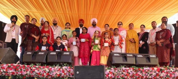 ਜੇਤੂਆਂ ਨੂੰ ਇਨਾਮ ਤਕਸੀਮ ਕਰਦੇ ਹੋਏ ਸ੍ਰੀਮਤੀ ਰੂਪਵੰਤ ਕੌਰ, ਡਾ. ਨਰਿੰਦਰ ਸਿੰਘ ਤੇਜਾ, ਪ੍ਰੋ. ਗੁਰਬਖਸ਼ੀਸ਼ ਸਿੰਘ ਅੰਟਾਲ, ਭਾਸ਼ਾ ਵਿਭਾਗ ਪੰਜਾਬ ਦੇ ਖੋਜ ਅਫ਼ਸਰ ਡਾ. ਸੁਖਦਰਸ਼ਨ ਸਿੰਘ ਚਹਿਲ ਤੇ ਡਾ. ਮਨਜਿੰਦਰ ਸਿੰਘ।