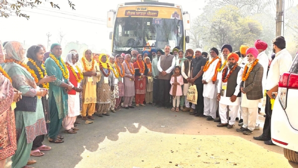 ਸ੍ਰੀ ਦਰਬਾਰ ਸਾਹਿਬ ਜੀ ਦੇ ਦਰਸ਼ਨਾਂ ਲਈ ਬੱਸ ਰਵਾਨਾ ਕਰਨ ਸਮੇਂ ਡਾ. ਬਲਵੀਰ ਸਿੰਘ ਸ੍ਰੀ ਦਰਬਾਰ ਸਾਹਿਬ ਜੀ ਦੇ ਦਰਸ਼ਨਾਂ ਲਈ ਬੱਸ ਰਵਾਨਾ ਕਰਨ ਸਮੇਂ ਡਾ. ਬਲਵੀਰ ਸਿੰਘ