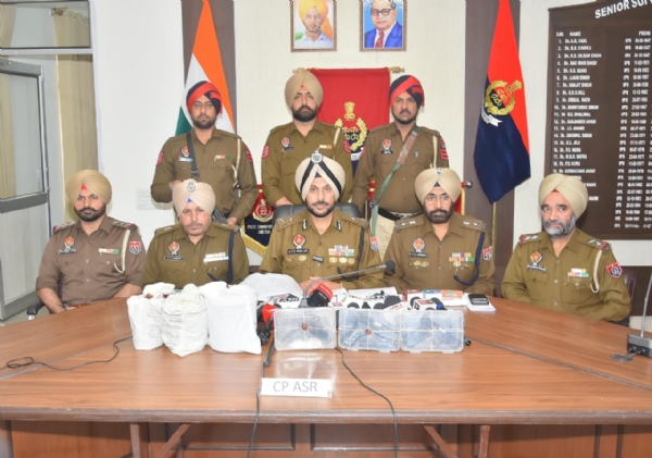 ਜਾਣਕਾਰੀ ਦਿੰਦੇ ਕਮਿਸ਼ਨਰ ਆਫ ਪੁਲਿਸ (ਸੀਪੀ) ਅੰਮ੍ਰਿਤਸਰ ਗੁਰਪ੍ਰੀਤ ਸਿੰਘ ਭੁੱਲਰ ਅਤੇ ਹੋਰ।