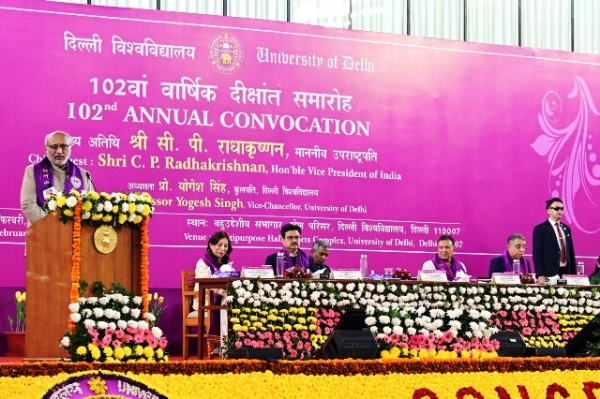 ਉਪ ਰਾਸ਼ਟਰਪਤੀ ਸੀਪੀ ਰਾਧਾਕ੍ਰਿਸ਼ਨਨ ਸ਼ਨੀਵਾਰ ਨੂੰ ਦਿੱਲੀ ਯੂਨੀਵਰਸਿਟੀ ਦੇ 102ਵੇਂ ਕਨਵੋਕੇਸ਼ਨ ਨੂੰ ਸੰਬੋਧਨ ਕਰਦੇ ਹੋਏ।