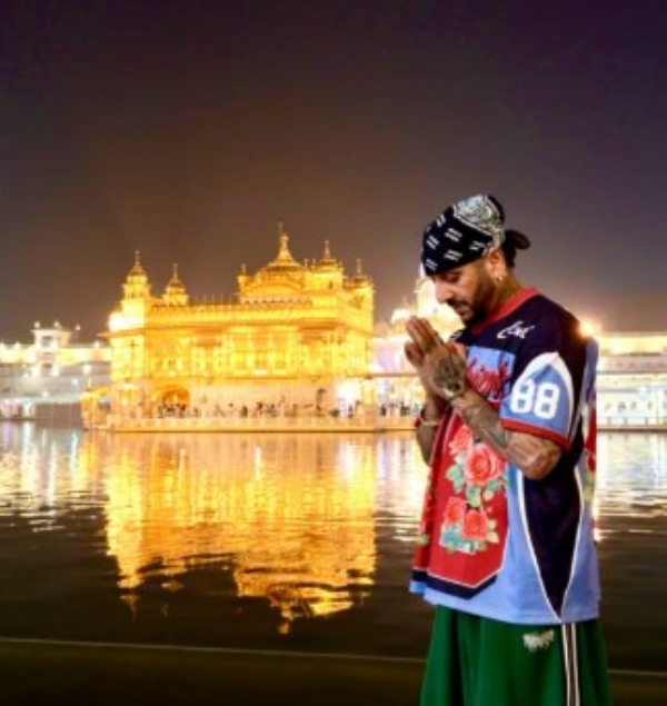 ਸ੍ਰੀ ਦਰਬਾਰ ਸਾਹਿਬ ਪਹੁੰਚੇ ਜੈਜੀ ਬੀ ਸ੍ਰੀ ਦਰਬਾਰ ਸਾਹਿਬ ਪਹੁੰਚੇ ਜੈਜੀ ਬੀ