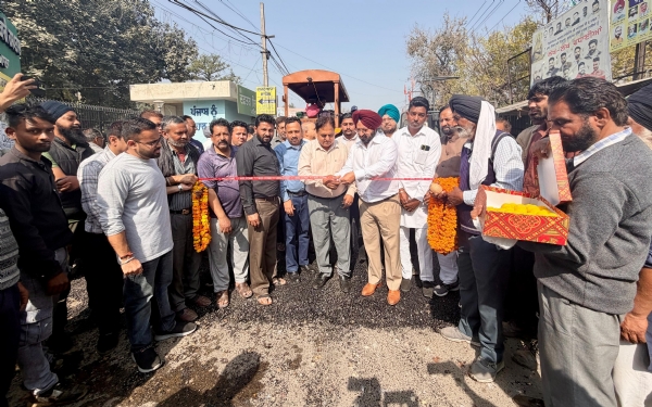ਵਿਕਾਸ ਕਾਰਜਾਂ ਦੀ ਸ਼ੁਰੂਆਤ ਕਰਵਾਉਂਦੇ ਵਿਧਾਇਕ ਅਜੀਤਪਾਲ ਸਿੰਘ ਕੋਹਲੀ ਅਤੇ ਕੁੰਦਨ ਗੋਗੀਆ