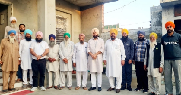 ਸ਼੍ਰੋਮਣੀ ਅਕਾਲੀ ਦਲ ਦੇ ਕੋਰ ਕਮੇਟੀ ਮੈਂਬਰ ਗੁਰਪ੍ਰੀਤ ਸਿੰਘ ਰਾਜੂ ਖੰਨਾ ਹਲਕਾ ਅਮਲੋਹ ’ਚ ਰੈਲੀ ਸਬੰਧੀ ਰੁੜਕੀ ਵਿਖੇ ਪ੍ਰਮੁੱਖ ਆਗੂਆਂ ਨਾਲ ਮੀਟਿੰਗ ਕਰਨ ਸਮੇਂ। ਸ਼੍ਰੋਮਣੀ ਅਕਾਲੀ ਦਲ ਦੇ ਕੋਰ ਕਮੇਟੀ ਮੈਂਬਰ ਗੁਰਪ੍ਰੀਤ ਸਿੰਘ ਰਾਜੂ ਖੰਨਾ ਹਲਕਾ ਅਮਲੋਹ ’ਚ ਰੈਲੀ ਸਬੰਧੀ ਰੁੜਕੀ ਵਿਖੇ ਪ੍ਰਮੁੱਖ ਆਗੂਆਂ ਨਾਲ ਮੀਟਿੰਗ ਕਰਨ ਸਮੇਂ।