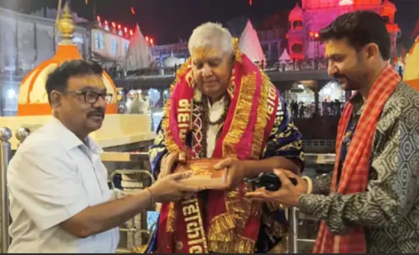 ਸਾਬਕਾ ਉਪ ਰਾਸ਼ਟਰਪਤੀ ਧਨਖੜ ਨੂੰ ਮਹਾਕਾਲੇਸ਼ਵਰ ਮੰਦਰ ਵਿਖੇ ਸਨਮਾਨਿਤ ਕਰਦੇ ਪ੍ਰਬੰਧਕ