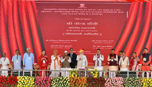 ਪ੍ਰਧਾਨ ਮੰਤਰੀ ਨਰਿੰਦਰ ਮੋਦੀ ਪ੍ਰੋਜੈਕਟਾਂ ਦਾ ਨੀਂਹ ਪੱਥਰ ਅਤੇ ਉਦਘਾਟਨ ਕਰਦੇ ਹੋਏ।