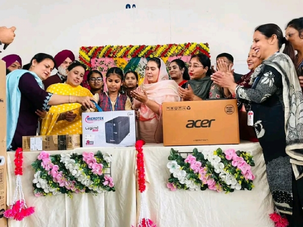 ਕੰਪਿਊਟਰ ਅਤੇ ਸਮਾਰਟ ਸਕ੍ਰੀਨ ਪੈਨਲ ਵੰਡਣ ਦੀ ਸ਼ੁਰੂਆਤ ਕਰਨ ਮੌਕੇ ਵਿਧਾਇਕਾ ਨਰਿੰਦਰ ਕੌਰ ਭਰਾਜ ਕੰਪਿਊਟਰ ਅਤੇ ਸਮਾਰਟ ਸਕ੍ਰੀਨ ਪੈਨਲ ਵੰਡਣ ਦੀ ਸ਼ੁਰੂਆਤ ਕਰਨ ਮੌਕੇ ਵਿਧਾਇਕਾ ਨਰਿੰਦਰ ਕੌਰ ਭਰਾਜ