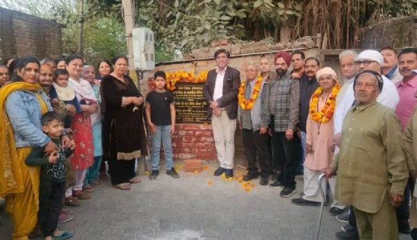 ਆਰਐਮਸੀ ਨਾਲ ਬਣਨ ਵਾਲੀਆਂ ਗਲੀਆਂ ਦੇ ਨਿਰਮਾਣ ਕਾਰਜ ਦੀ ਸ਼ੁਰੂਆਤ ਕਰਵਾਉਂਦੇ ਵਿਧਾਇਕ ਬ੍ਰਮ ਸ਼ੰਕਰ ਜਿੰਪਾ