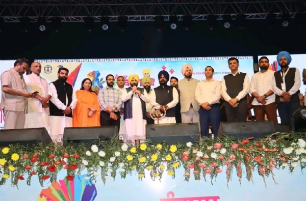 ਸਮਾਗਮ ਦਾ ਉਦਘਾਟਨ ਕਰਦੇ ਲੋਕ ਨਿਰਮਾਣ ਮੰਤਰੀ ਹਰਭਜਨ ਸਿੰਘ ਈ.ਟੀ.ਓ. ਅਤੇ ਹੋਰ ਪਤਵੰਤੇ।