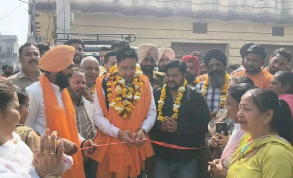 ਗਲੀਆਂ ਬਣਾਉਣ ਦੇ ਵਿਕਾਸ ਕਾਰਜਾਂ ਦਾ ਉਦਘਾਟਨ ਕਰਦੇ ਵਿਧਾਇਕ ਡਾ. ਅਜੇ ਗੁਪਤਾ।