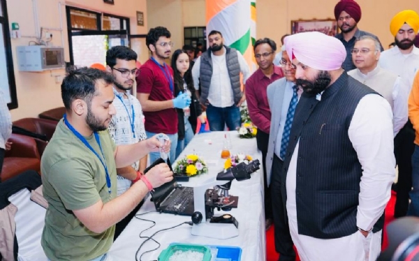 ਸਾਇੰਸ ਫੈਸਟ ਤੱਤਵਾ ’ਚ ਵਿਦਿਆਰਥੀਆਂ ਤੋਂ ਜਾਣਕਾਰੀ ਲੈਂਦੇ ਸਿੱਖਿਆ ਮੰਤਰੀ ਹਰਜੋਤ ਸਿੰਘ ਬੈਂਸ। ਸਾਇੰਸ ਫੈਸਟ ਤੱਤਵਾ ’ਚ ਵਿਦਿਆਰਥੀਆਂ ਤੋਂ ਜਾਣਕਾਰੀ ਲੈਂਦੇ ਸਿੱਖਿਆ ਮੰਤਰੀ ਹਰਜੋਤ ਸਿੰਘ ਬੈਂਸ।