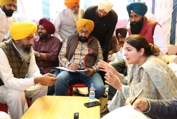 ਪੰਚਾਇਤਾਂ ਨਾਲ ਮੀਟਿੰਗ ਕਰਨ ਸਮੇਂ ਇੰਚਾਰਜ ਸੋਨੀਆ ਮਾਨ