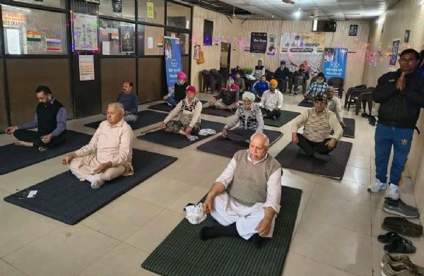 ਸੀ.ਐਮ. ਦੀ ਯੋਗਸ਼ਾਲਾ ਅਧੀਨ ਯੋਗਾ ਕਲਾਸ ’ਚ ਯੋਗਾ ਕਰਦੇ ਯੋਗ ਸਾਧਕ