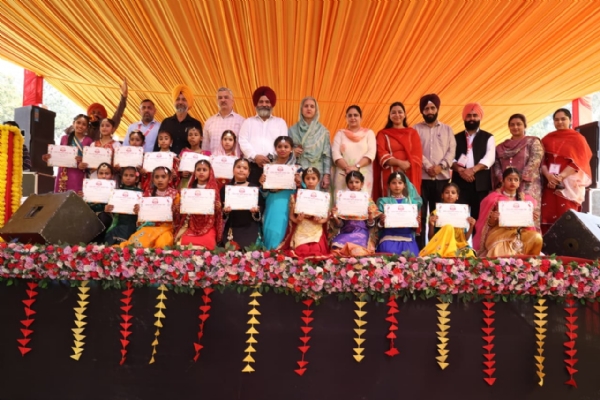 ਜੇਤੂਆਂ ਨੂੰ ਇਨਾਮ ਤਕਸੀਮ ਕਰਦੇ ਹੋਏ ਰੂਪਵੰਤ ਕੌਰ, ਡਾ. ਨਰਿੰਦਰ ਸਿੰਘ ਤੇਜਾ, ਡਾ. ਸੁਖਦਰਸ਼ਨ ਸਿੰਘ ਚਹਿਲ ਤੇ ਹੋਰ।