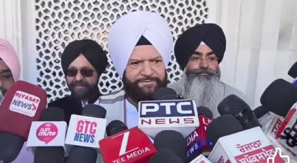 ਸ੍ਰੀ ਦਰਬਾਰ ਸਾਹਿਬ ਵਿਖੇ ਮੀਡੀਆ ਨਾਲ ਗੱਲਬਾਤ ਕਰਦੇ ਸੂੁਫ਼ੀ ਗਾਇਕ ਹੰਸ ਰਾਜ ਹੰਸ