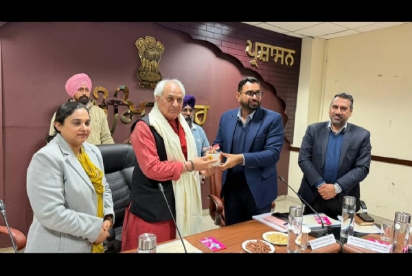 ਨੈਸ਼ਨਲ ਗਰੀਨ ਟ੍ਰਿਬਿਊਨਲ ਦੇ ਮੈਂਬਰ ਜਸਟਿਸ ਡਾ ਅਫ਼ਰੋਜ਼ ਅਹਿਮਦ ਅੰਮ੍ਰਿਤਸਰ ਵਿਖੇ ਅਧਿਕਾਰੀਆਂ ਨਾਲ.