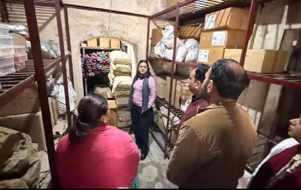 ਪੰਜਾਬ ਦੇ ਮੁੱਖ ਚੋਣ ਅਫ਼ਸਰ ਅਨਿੰਦਿਤਾ ਮਿਤਰਾ ਪਟਿਆਲਾ ਵਿਖੇ ਇੰਚਾਰਜ ਚੋਣ ਭੰਡਾਰ, ਪੰਜਾਬ ਦਾ ਨਿਰੀਖਣ ਕਰਦੇ ਹੋਏ।