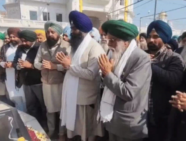 ਅਕਾਲ ਤਖ਼ਤ ਸਾਹਿਬ ਵਿਖੇ ਅਰਦਾਸ ਕਰਨ ਸਮੇਂ ਕਿਸਾਨ ਆਗੂ ਬਲਵੀਰ ਸਿੰਘ ਰਾਜੇਵਾਲ ਅਤੇ ਹੋਰ।