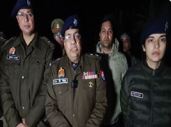 ਐਸਪੀ ਐਨਪੀ ਸਿੰਘ ਘਟਨਾ ਬਾਰੇ ਜਾਣਕਾਰੀ ਦਿੰਦੇ ਹੋਏ ਅਤੇ ਮੌਜੂਦ ਪੁਲਿਸ ਟੀਮ।