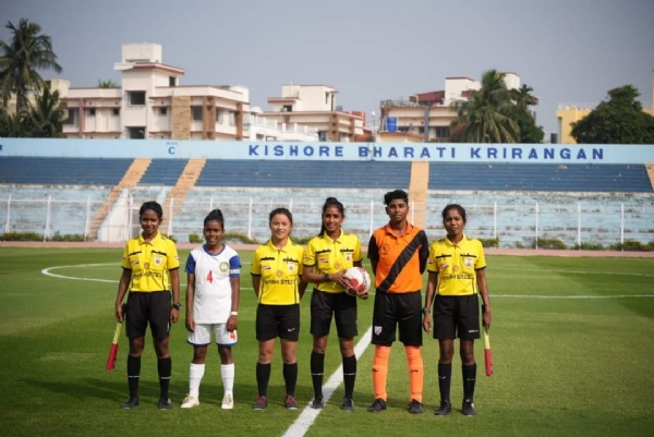 ਮੇਦਿਨੀਪੁਰ ਵਿੱਚ ਫੁੱਟਬਾਲ ਖੇਡਣ ਲਈ ਤਿਆਰ ਖਿਡਾਰੀ