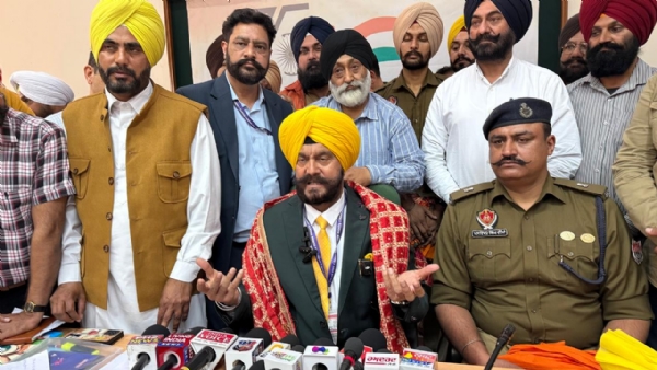 ਪੰਜਾਬ ਰਾਜ ਤੇ ਕੇਂਦਰ ਸਾਸ਼ਤ ਪ੍ਰਦੇਸ਼ ਚੰਡੀਗੜ੍ਹ ਦੇ ਮਨੁੱਖੀ ਅਧਿਕਾਰ ਕਮਿਸ਼ਨ ਦੇ ਮੈਂਬਰ ਪਦਮ ਸ਼੍ਰੀ ਜਤਿੰਦਰ ਸਿੰਘ ਸ਼ੰਟੀ ਜ਼ਿਲ੍ਹਾ ਪ੍ਰਬੰਧਕੀ ਕੰਪਲੈਕਸ ਪਟਿਆਲਾ ਵਿਖੇ ਮਨੁੱਖੀ ਅਧਿਕਾਰ ਜਾਗਰੂਕਤਾ ਤੇ ਸ਼ਿਕਾਇਤਾਂ ਦੀ ਸੁਣਵਾਈ ਲਈ ਕਰਵਾਏ ਜਨ ਸੰਮੇਲਨ ਮੌਕੇ ਸ਼ਿਰਕਤ ਕਰਦੇ ਹੋਏ।