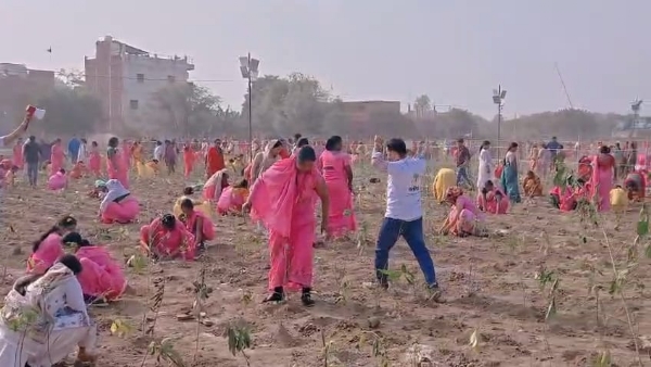 ਵਿਸ਼ਵਵਿਆਪੀ ਰੁੱਖ ਲਗਾਉਣ ਦੀ ਮੁਹਿੰਮ ਵਿੱਚ ਹਿੱਸਾ ਲੈ ਰਹੀਆਂ ਔਰਤਾਂ ਅਤੇ ਸਕੂਲੀ ਬੱਚੇ ਵਿਸ਼ਵਵਿਆਪੀ ਰੁੱਖ ਲਗਾਉਣ ਦੀ ਮੁਹਿੰਮ ਵਿੱਚ ਹਿੱਸਾ ਲੈ ਰਹੀਆਂ ਔਰਤਾਂ ਅਤੇ ਸਕੂਲੀ ਬੱਚੇ