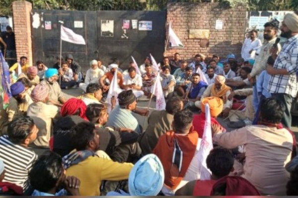 ਧਰਨਾ ਦਿੰਦੇ ਭੱਠਾ ਮਜ਼ਦੂਰ