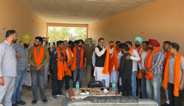 ਡੇਰਾਬੱਸੀ ਹਲਕੇ ਵਿੱਚ ਰੈਲੀ ਲਈ ਹੰਡੇਸਰਾ ਸਰਕਲ ਤੋਂ ਪ੍ਰਚਾਰ ਸ਼ੁਰੂ ਕਰਨ ਸਮੇਂ ਸਾਬਕਾ ਵਿਧਾਇਕ ਐਨ ਕੇ ਸ਼ਰਮਾ ਅਤੇ ਹੋਰ ਆਗੂ।